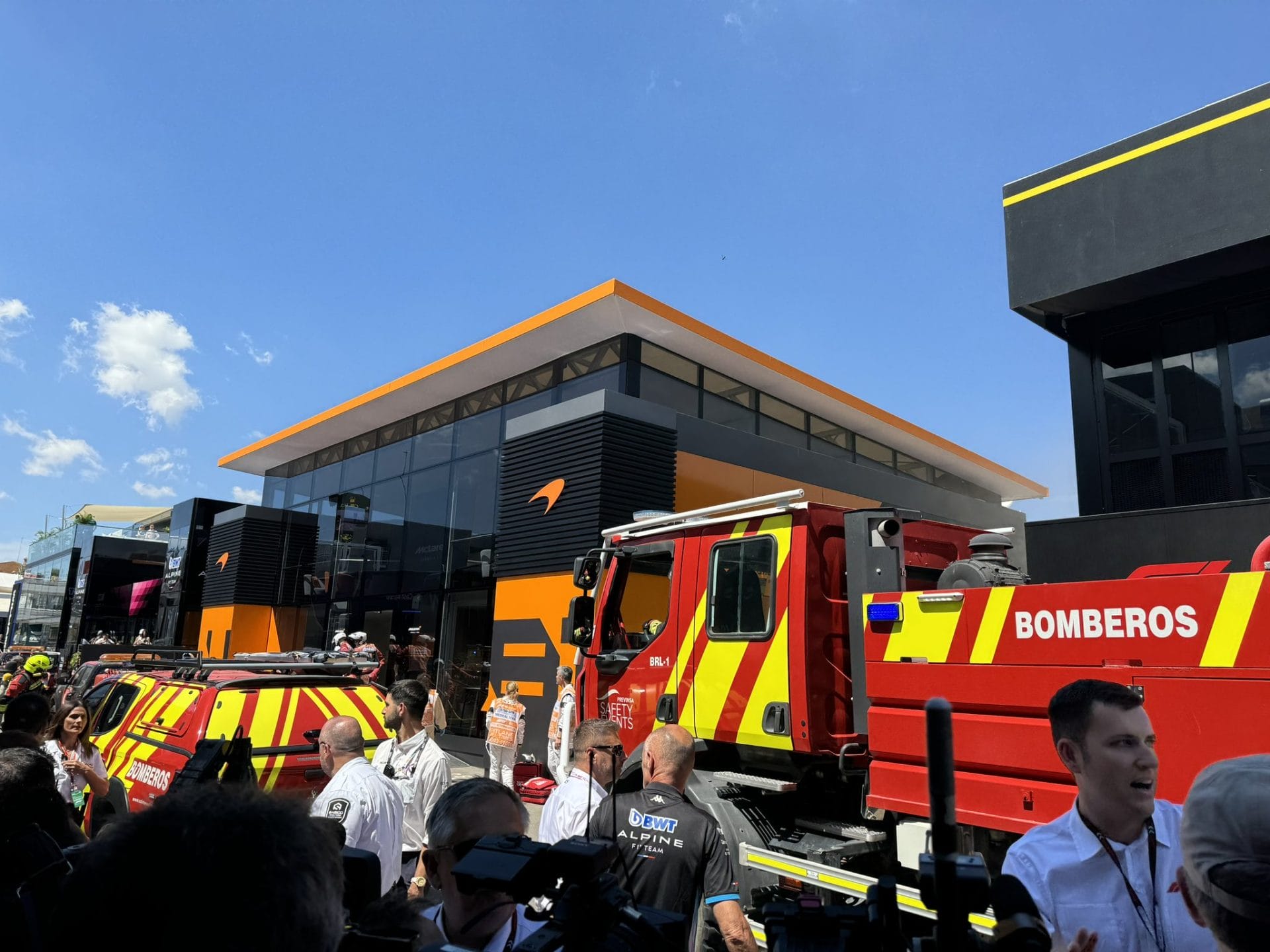 Szörnyű tűzvész: Evakuálták a McLaren motorhome-ját a paddockban