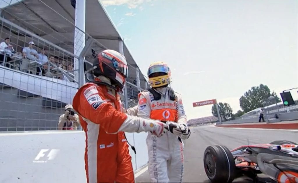 Hamilton ütközött Räikkönennel piros jelzésnél – sokkoló videófelvétel!