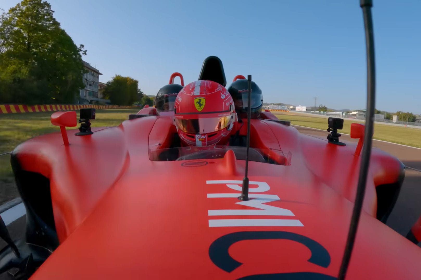A Ferrari meglepő vendégei: Leclerc és az F1 főnöke összeálltak egy közös dal erejéig!