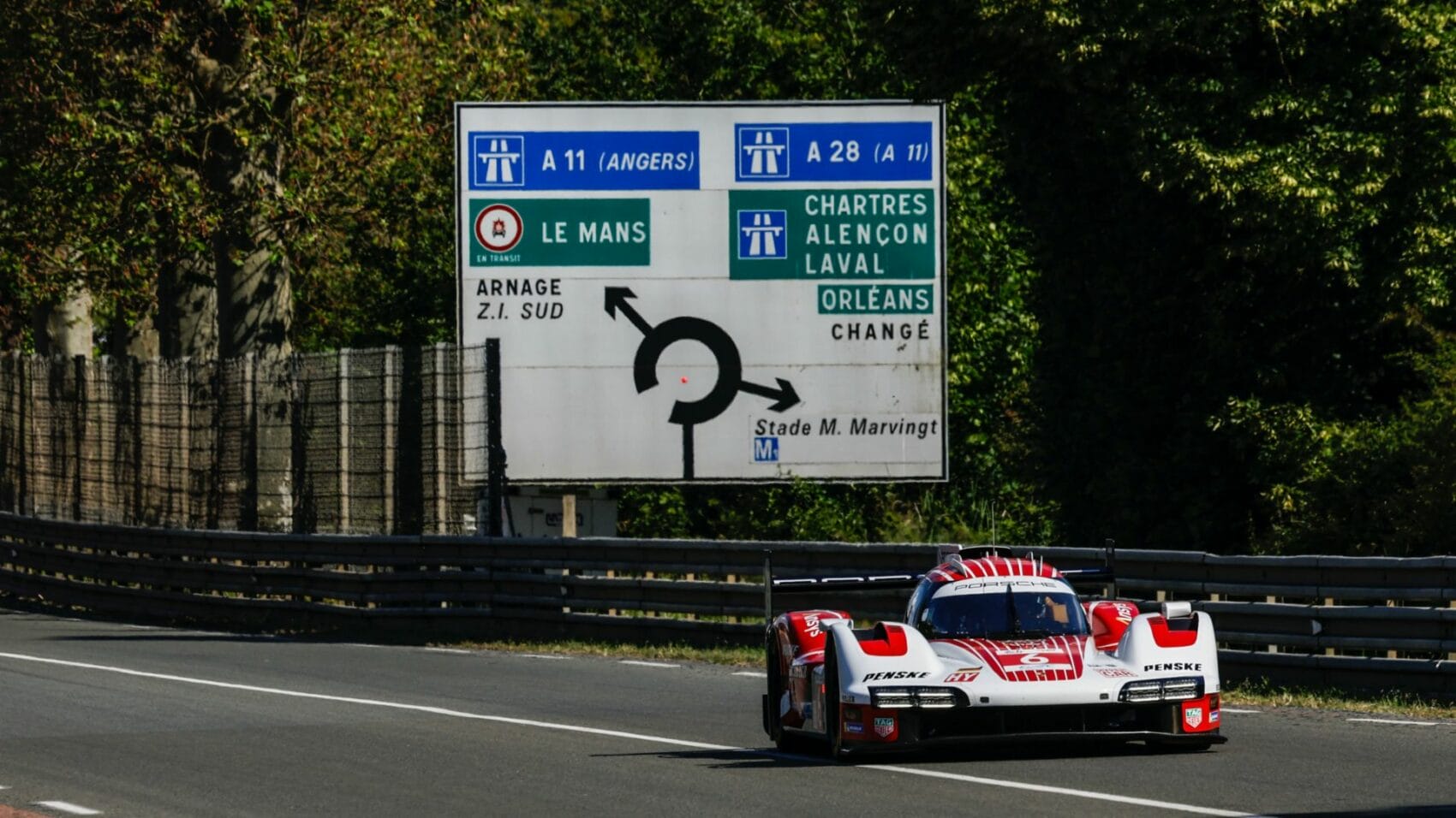 A Le Mans-i 24 órás verseny egyik favoritja felbukkan a mezőnyből