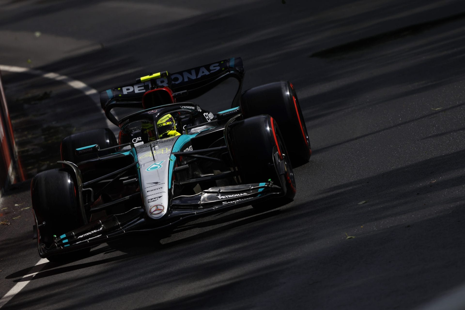 A Mercedes új első szárnya bejött: Hamilton hatalmas előnnyel az élen a száraz edzésen