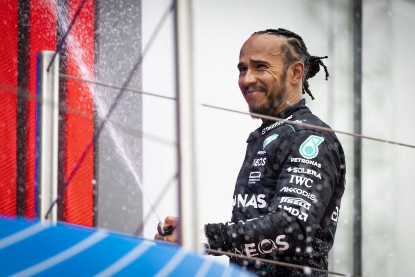 A Sainz és Hamilton csatája: Miért nem büntethették a Mercedes pilótáját?