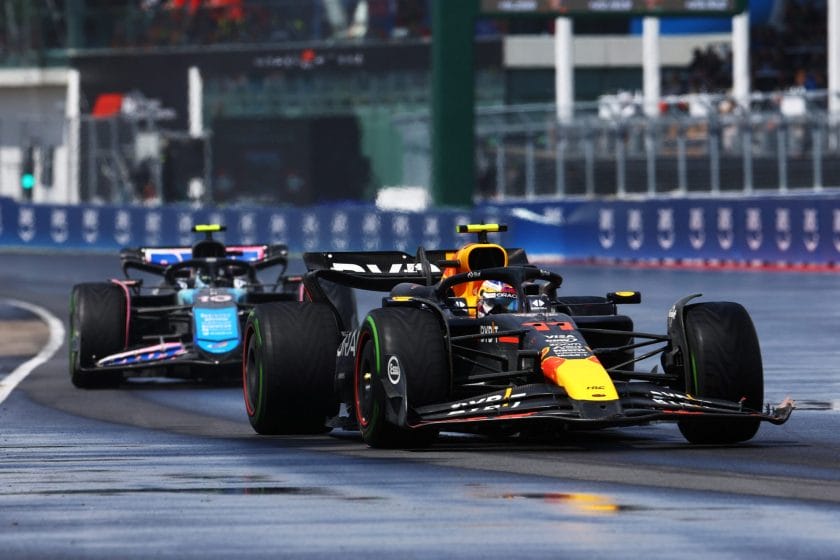 A Red Bull dühös: Pérez büntetése közben Hamilton cserbenhagyását engedték el