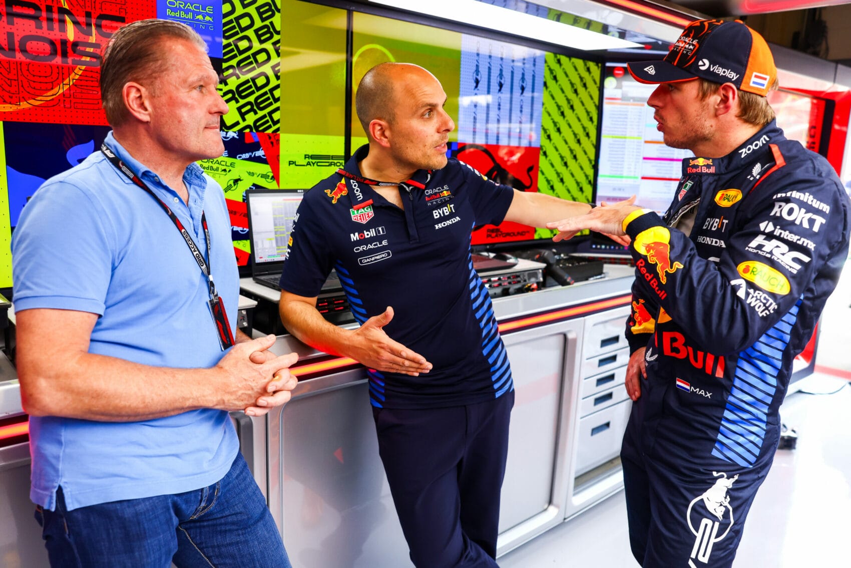 Feszültség a Red Bull-nál: cáfolják a balhét Verstappen és Horner között