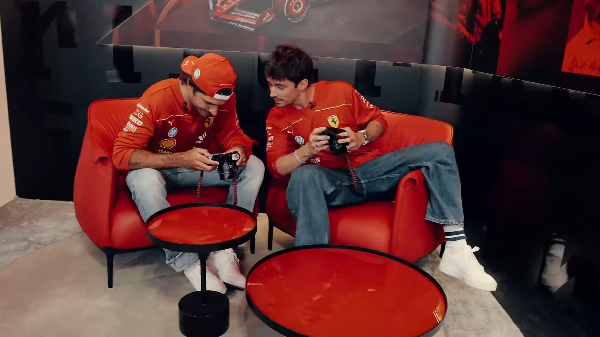 A Ferrari pilótái: Leclerc és Sainz, eltévedve a Formula 1 garázsában