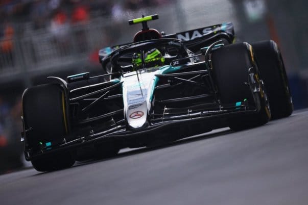 Hamilton magabiztosan az élen az időmérő előtt, Mercedes erős formában
