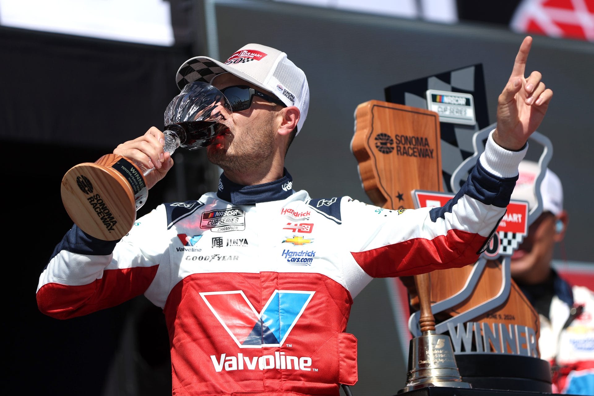 NASCAR: Larson diadalra vezetett a victory lane-en Truex sorsfordító hajrája mellett Sonomán