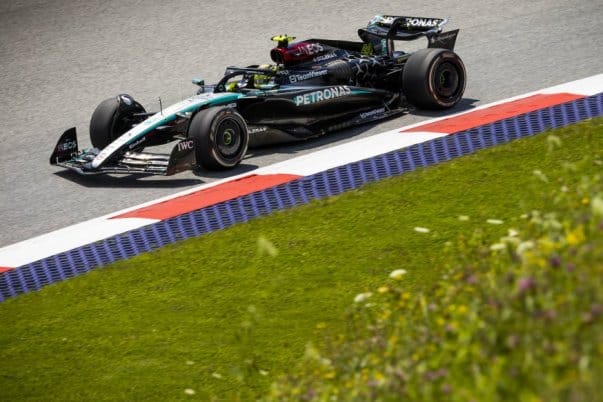 Hamilton formája javul: Dobogóra tör az F1 futamon
