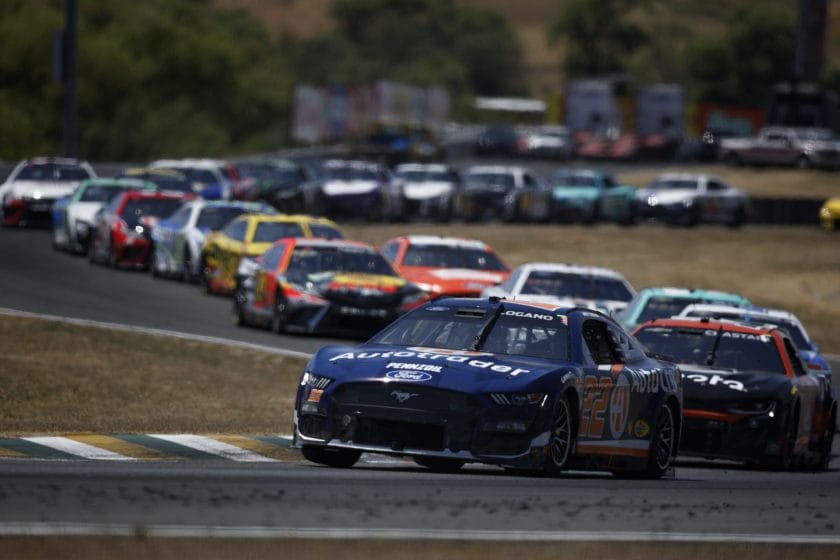 A szigorú betonfalak uralják a NASCAR-pilóták sorsát Sonoma versenypályán