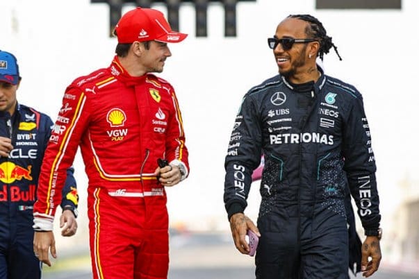 A versenyzők titkos tárgyalása a pálya szélén: Leclerc és Hamilton beszélgetése a F1-es futamok előtt