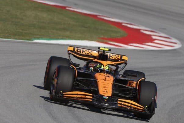 McLaren reménykedik a szoros küzdelemben Barcelonában