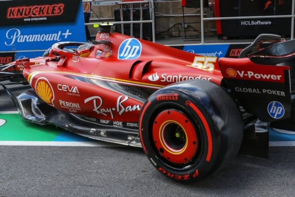 Sainz visszatér a régi padlólemezhez: Új stratégia a Brit Nagydíjra a Ferrarinál