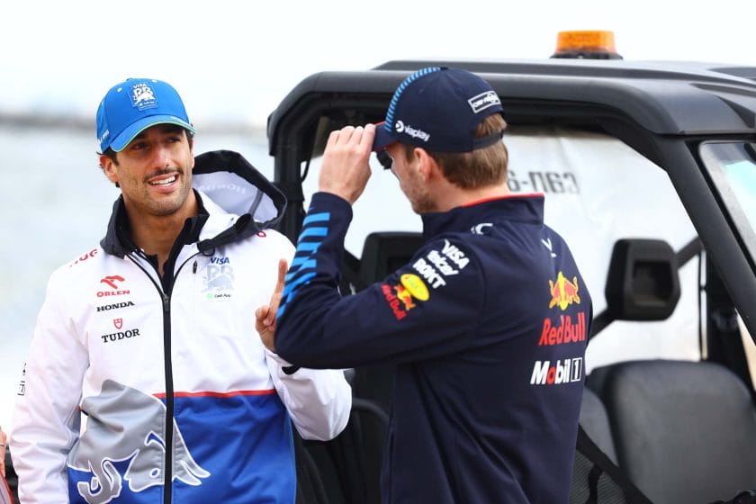 Ricciardo megvédi Verstappent: F1 pilóták összetartása a pályán