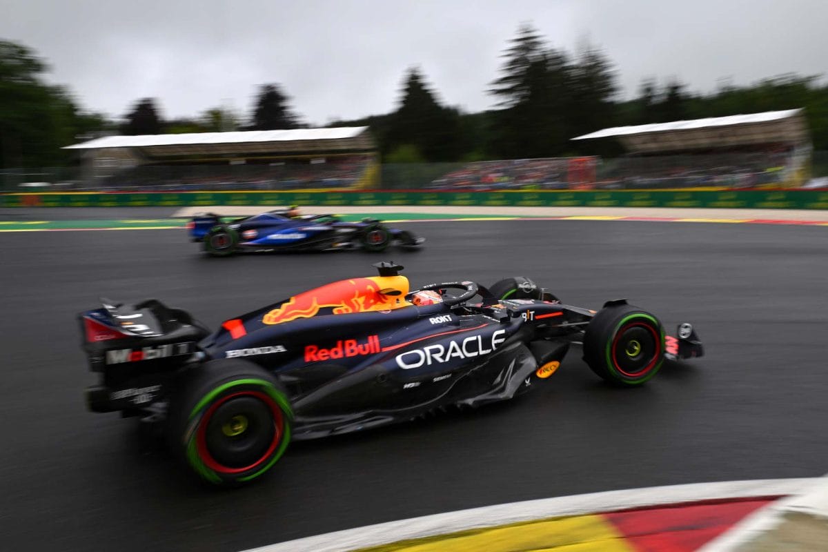 Verstappen az első kör túlélésére koncentrál a McLarenekkel folytatott küzdelemben