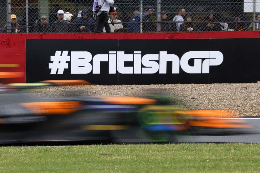 Az ötletesebb cím: „Végre rajtol az F1 Brit Nagydíj – Izgalmas futamok várnak!