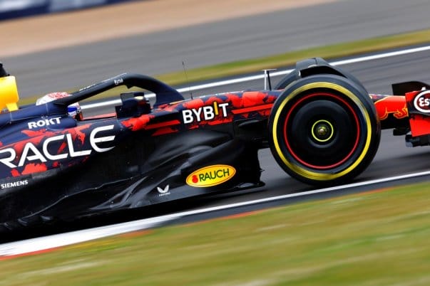 Verstappen új padlólemezt kap a Red Bull csapatnál