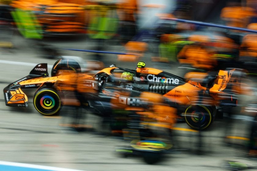 McLaren-uralom Silverstone-ban: Norris és Piastri mindenkinél gyorsabb pénteken