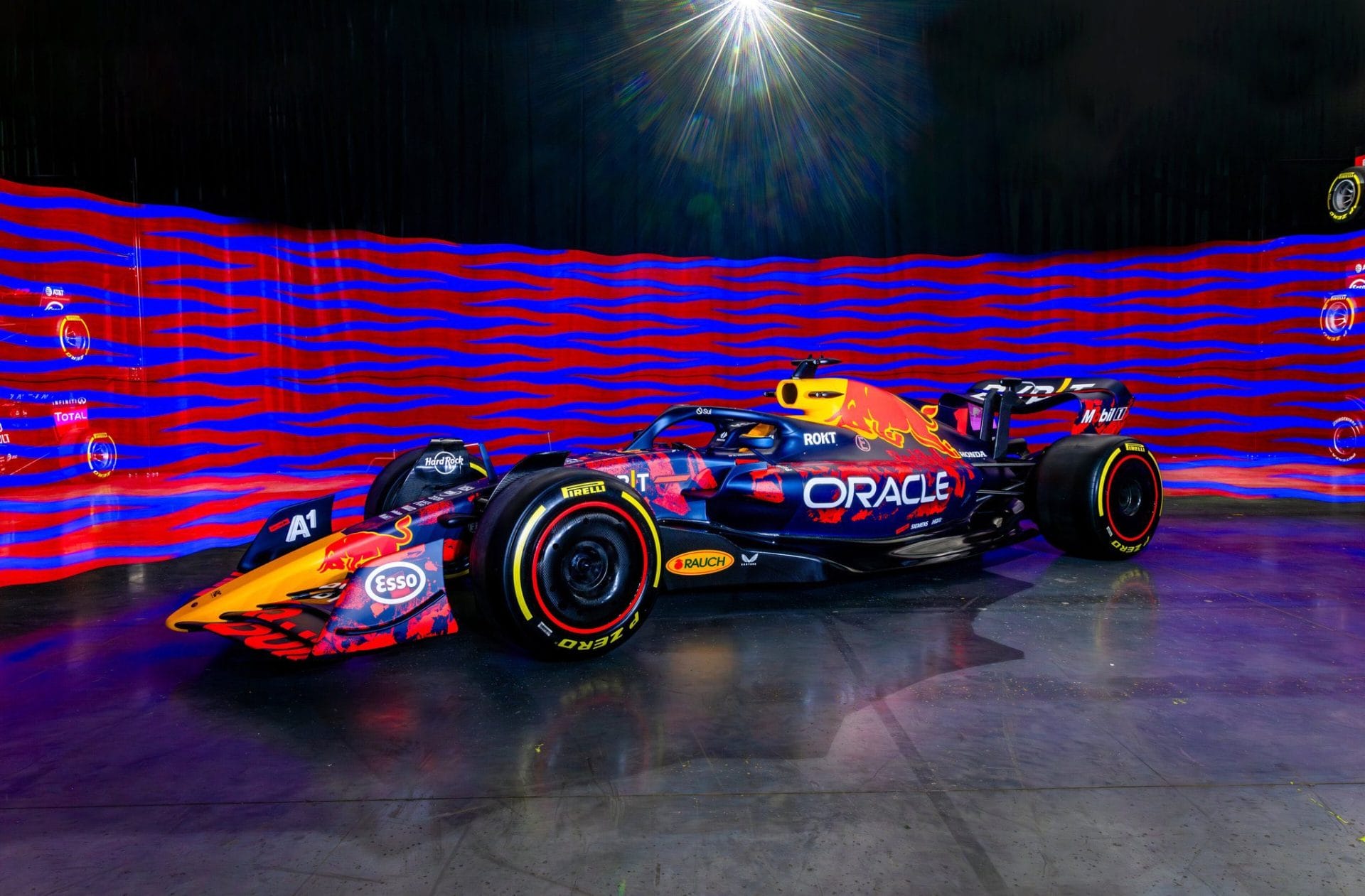 Videó: A Red Bull csapat új, meglepő külsővel készül a hétvégi versenyre