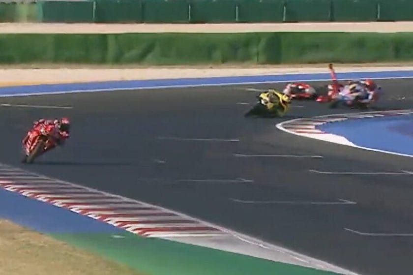 Bagnaia diadalának pillanata: Márquez az utolsó kanyarban ütközött, és harmadik lett