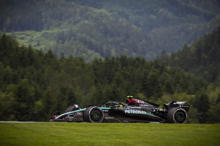 Az F1 legendás csapatvezető támogatja Hamilton-t a győzelem felé vezető úton