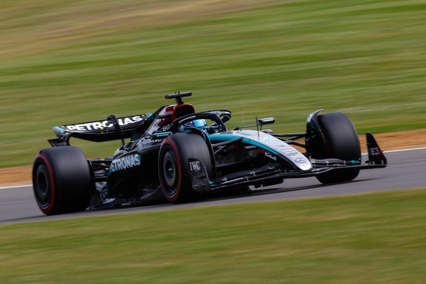 A Mercedes meglepetést okozott az időmérőn: pole pozíciót szerzett a Brit Nagydíjra