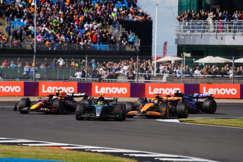 A McLaren ötödjére sem sikerült a dupla győzelem Silverstone-ban – a tökéletes Hamilton sem segített