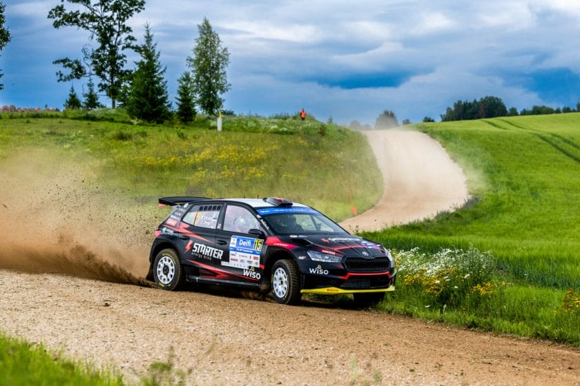 A 2022-es junior világbajnok hatalmas csatában vezeti az Észt Rallyt: izgalmas verseny a csúcson