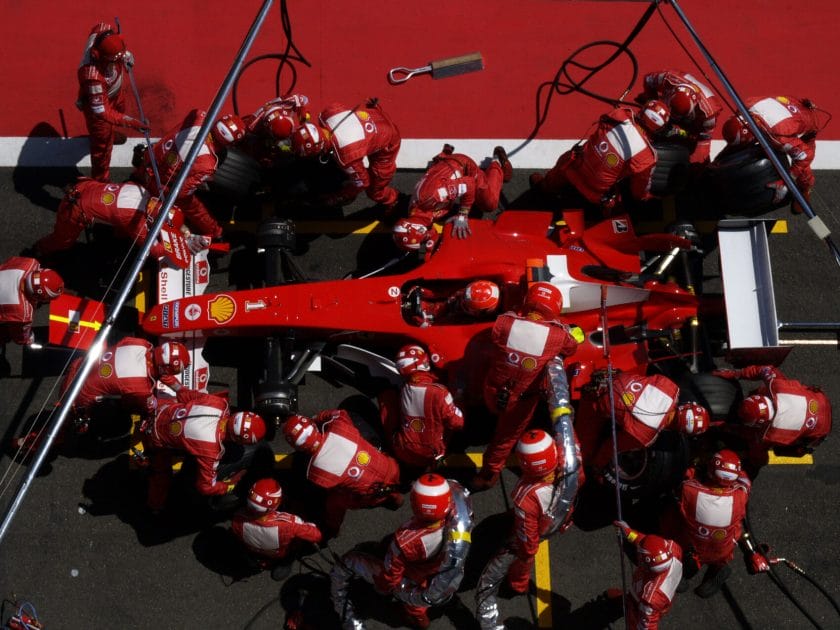 Az F1 történetének egyik legmegosztóbb pillanata: amikor a Ferrari és Schumacher átveréssel csente el a győzelmet Alonsótól és a Renault-tól