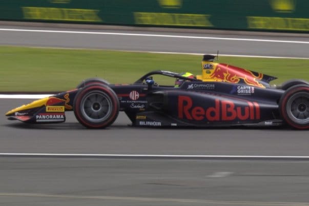 A Red Bull-junior versenyző pole position-t szerzett a F1-es debütálása után