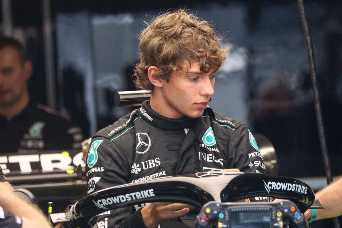 Hatalmas fordulat a Forma-1-ben: Antonelli váltja Hamilton-t a Mercedes csapatnál!