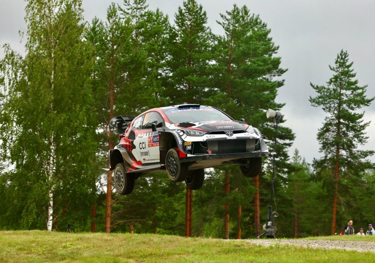 Rovanpera nagy csatában vezet a drámai Finn Rallyn, Katsuta is kiesett