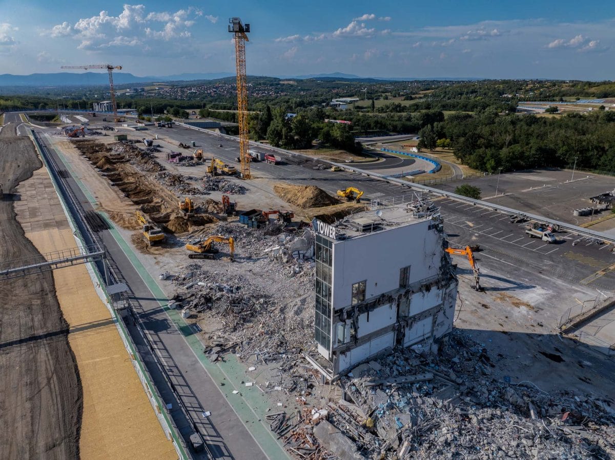 Sokkoló címmel: Ledózerolták a Hungaroring főépületét – Fotókkal a F1VILÁG.HU oldalon