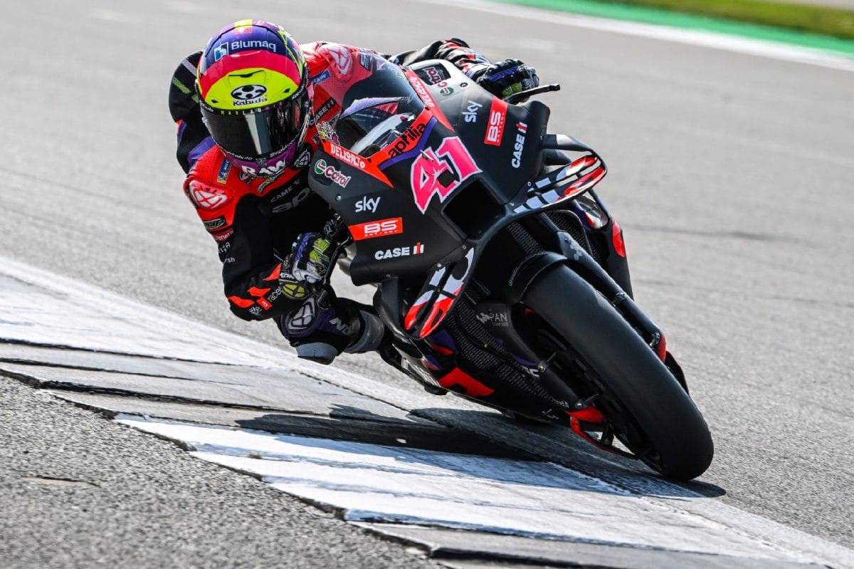 Az „Espargaró kihasználta Viñales bukását, Bagnaia csak a pole pozícióját veszítette el a fólia miatt” cím hatásos lenne erre a témára.