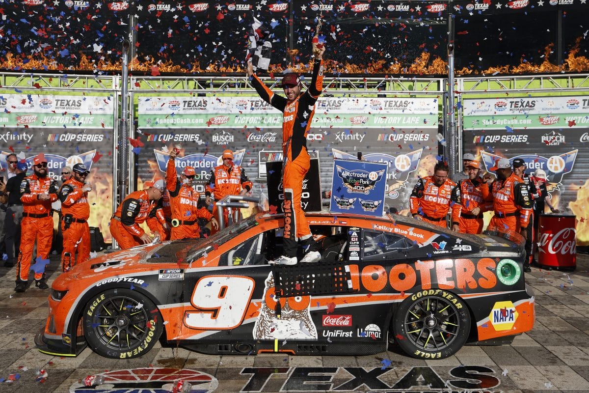 Victory lane-ről a bíróságra: A Hendrick Motorsports beperelte a Hooterst –