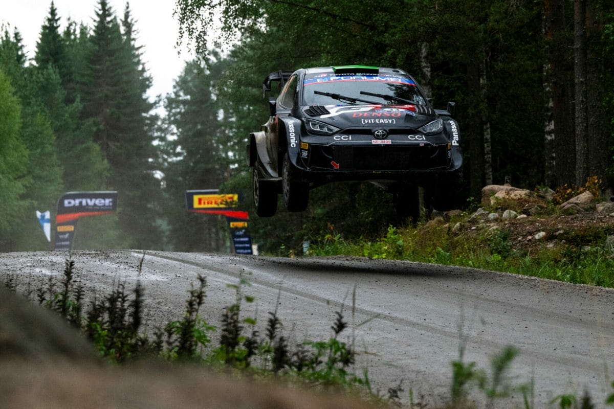 Az alábbi címet javaslom: „Elfyn Evans tovább mélyül a problémák Finn Rallyn