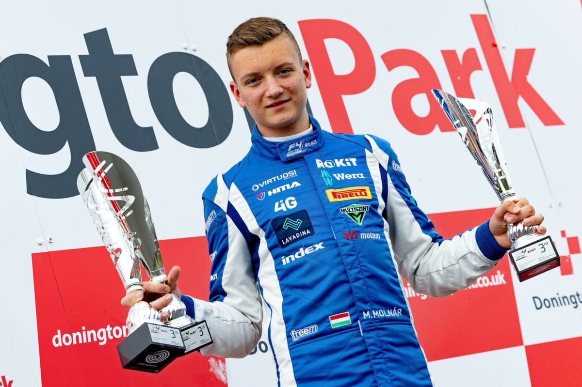 Molnár Martin fenomenális teljesítményt nyújt a brit F4-ben: 20 trófeát gyűjtött eddig