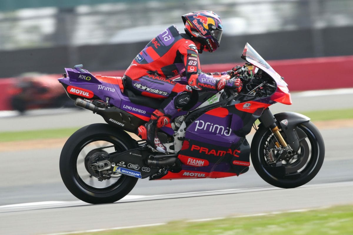 Martín dominál Silverstone-ban, Acosta elmaradt a Q2-től