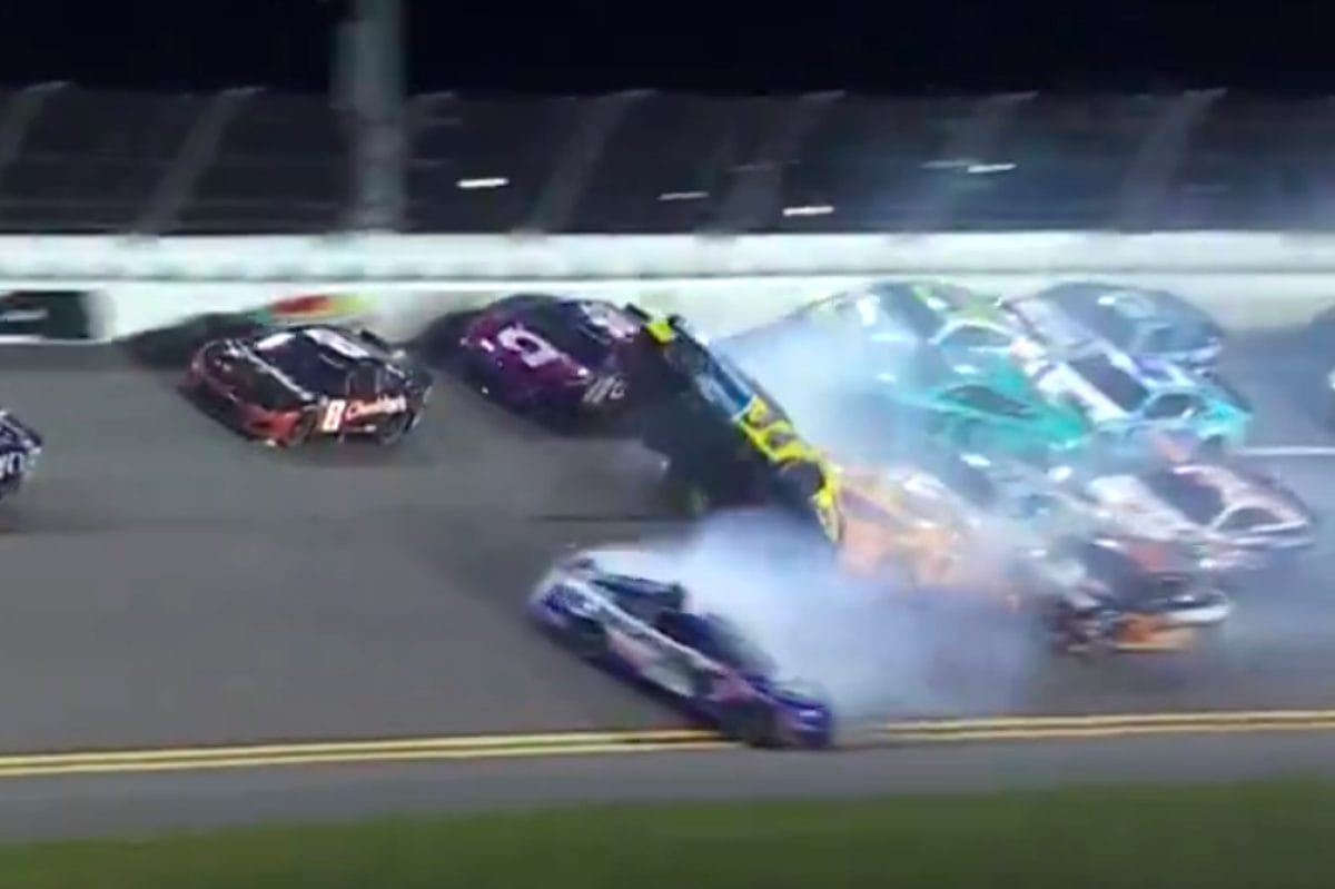 VIDEÓ: Hajszálon múlt a tragédia a NASCAR Cup daytonai futamán –