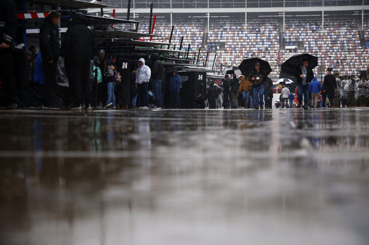 Félbeszakadt a NASCAR michigani futama, hétfőn jön a folytatás –