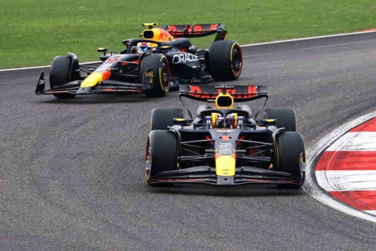 Pénteki F1-es hírek: Red Bull fékezik, Mercedes gondokkal küzd