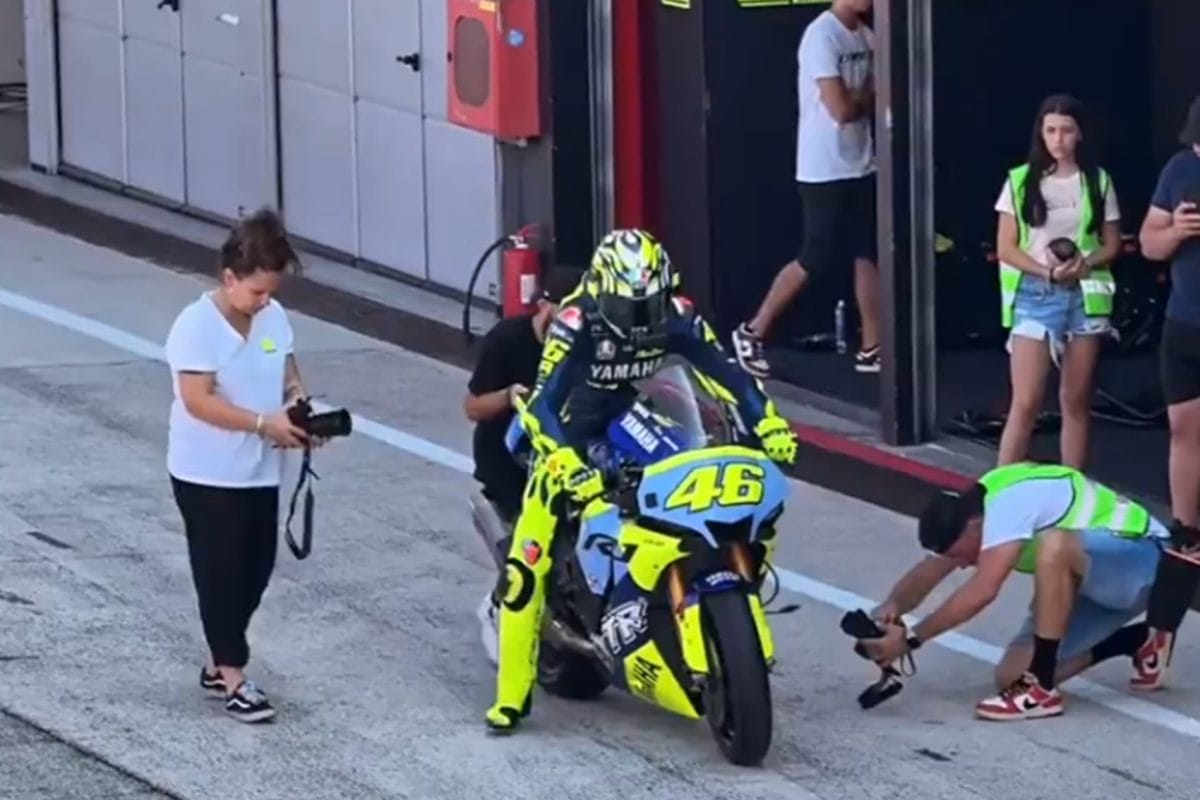 Világsztár Rossi is tesztelt Misanóban: megdöbbentő motoros videó!