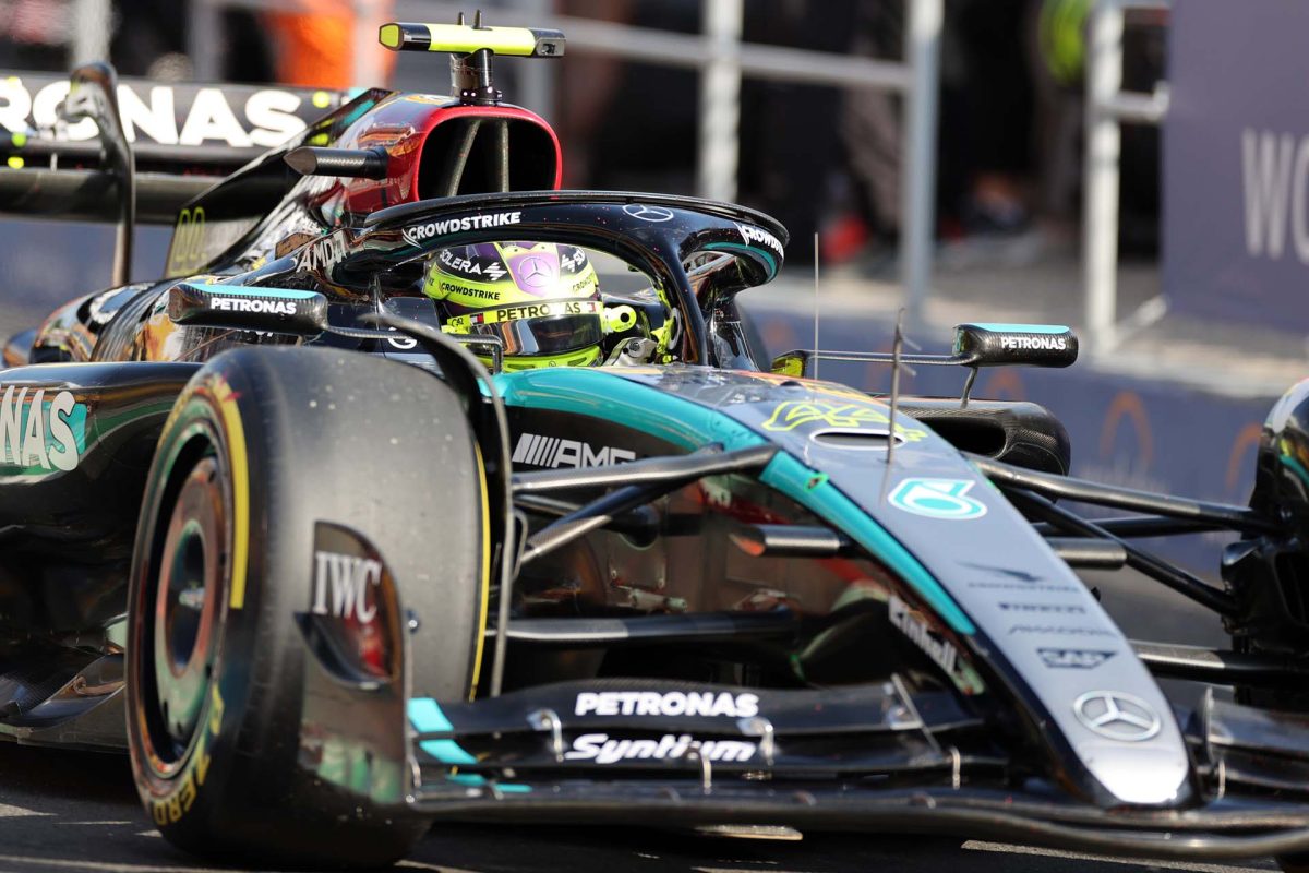 Lendületesen startol Hamilton új motorral Bakuban