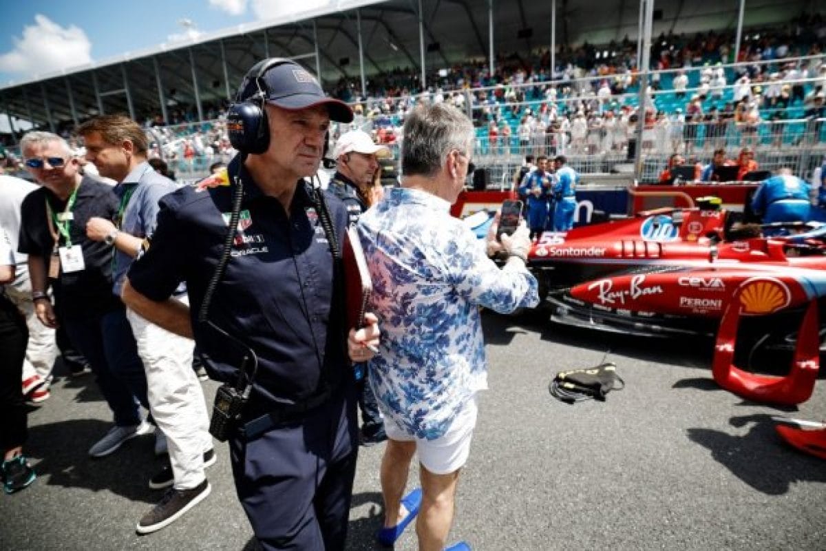 Newey fontolóra vette a Ferrarit, de marad a Red Bullnál