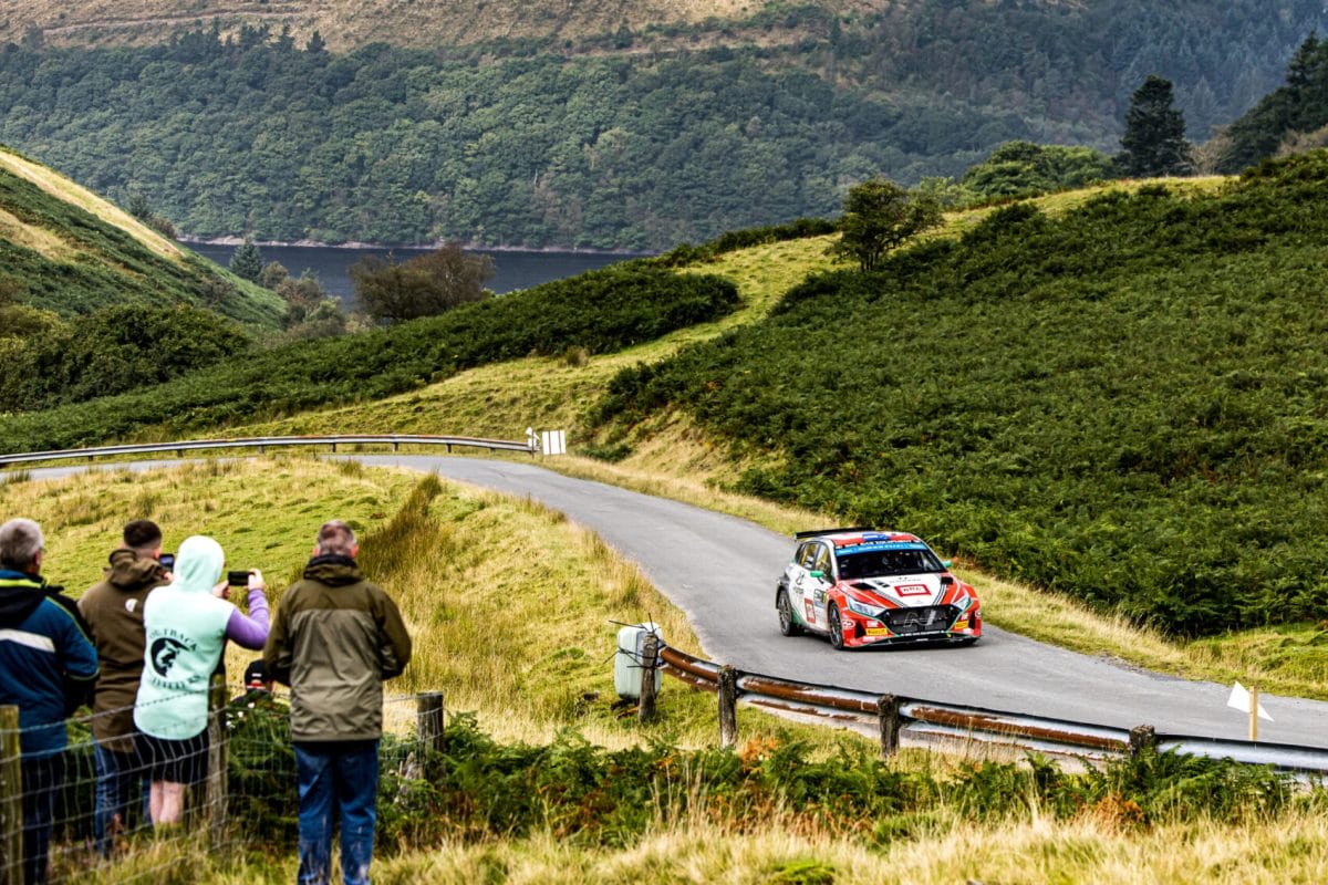 Hatalmas csata Paddon mögött a Ceredigion Rallyn