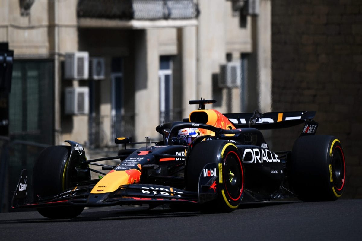 Verstappen feljavult, két autó ütközött az utcai pályán Baku-ban