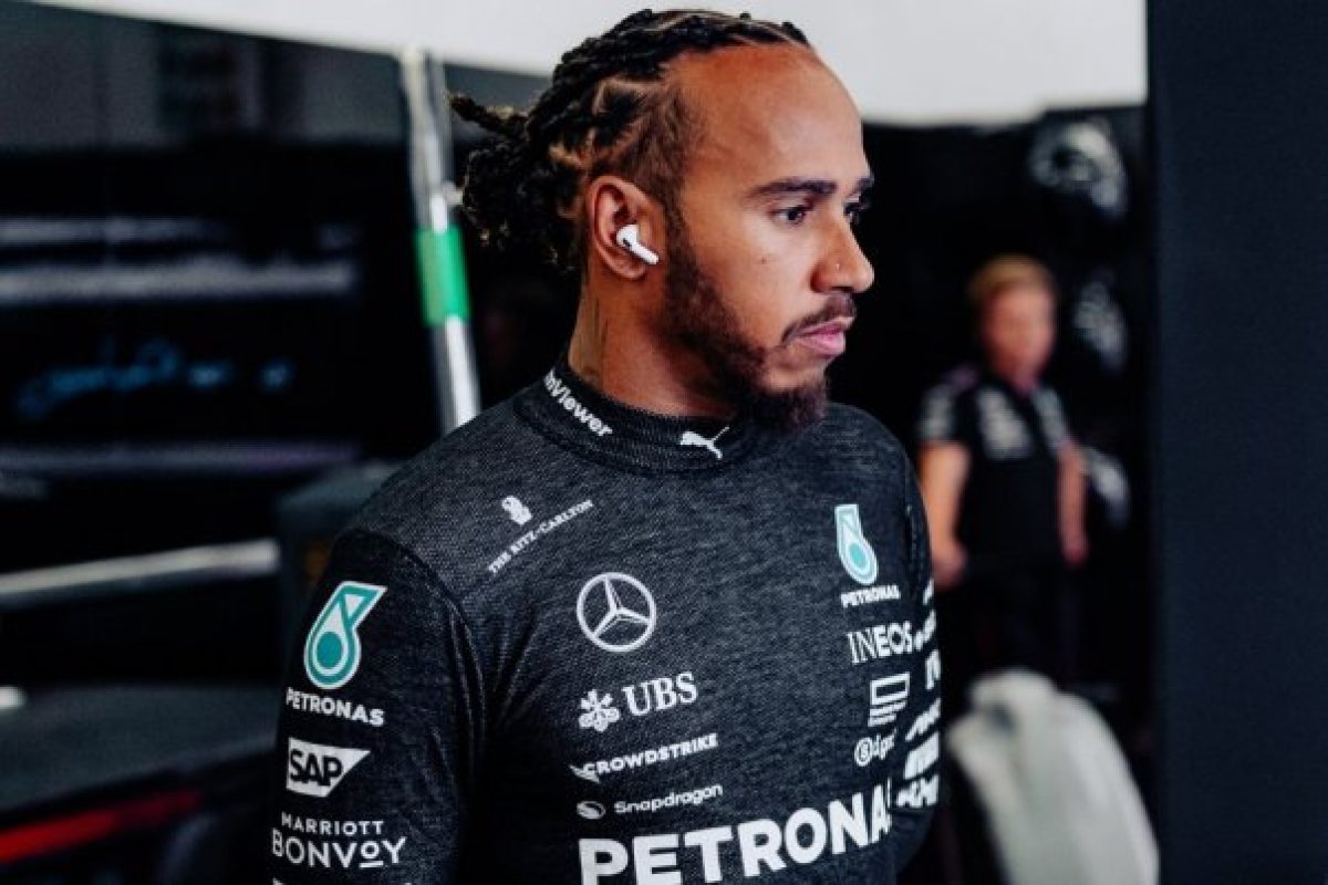 A szabályosság mestere: Lewis Hamilton minden szombat hasonlóan brillírozik