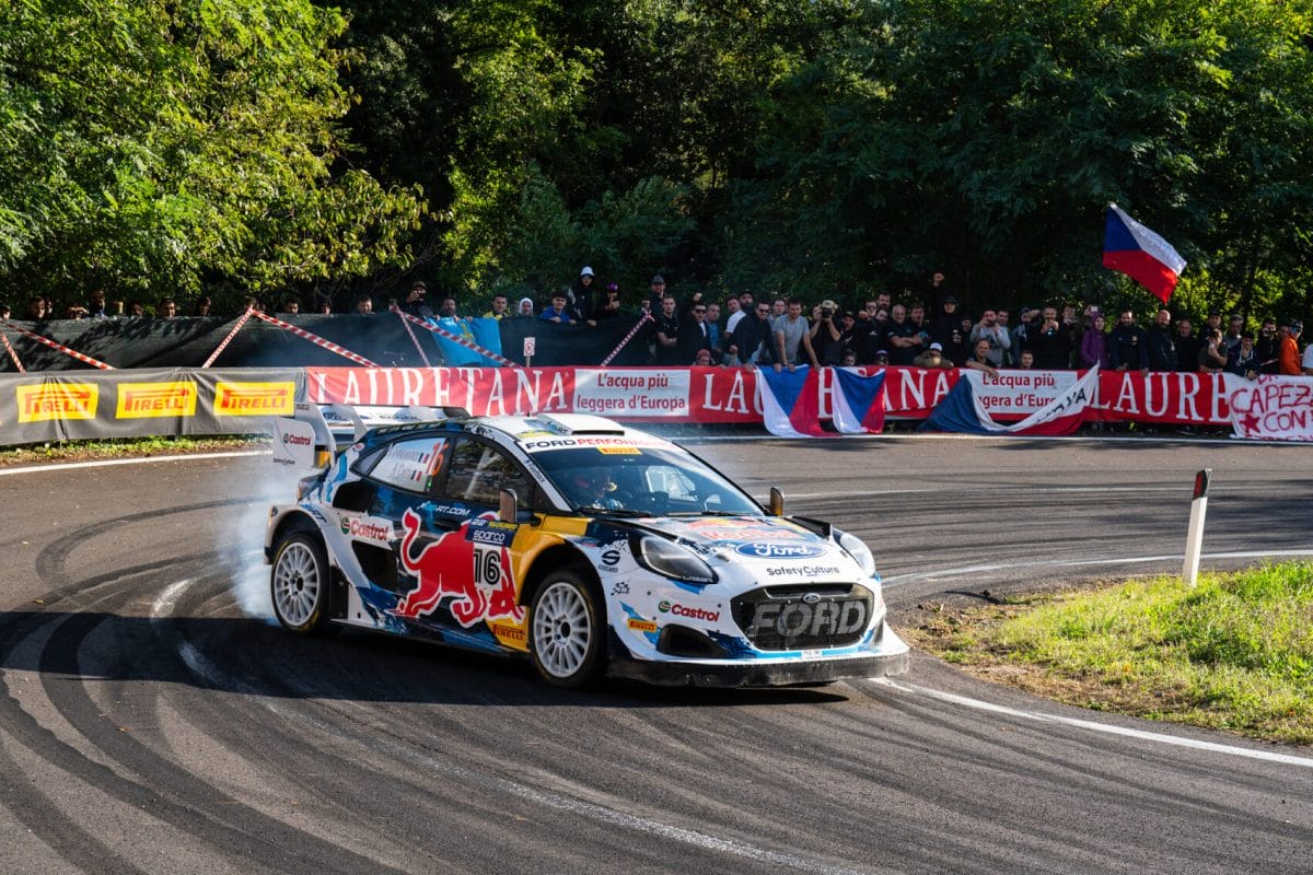 Az összefoglaló magyar címe az lehet: „Adrien Fourmaux és a magyar versenyzők újraindulnak a RallyLegenden világában (videó)