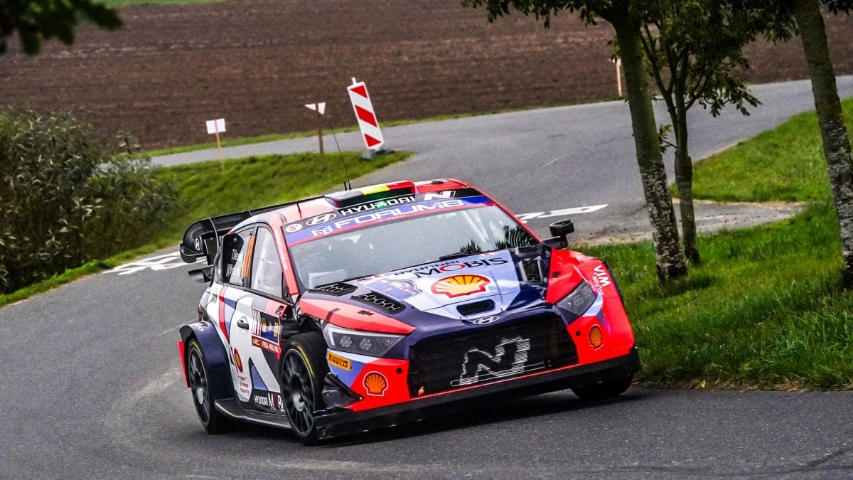 Neuville erővel hódította meg a Közép-Európa Rally pénteki napját