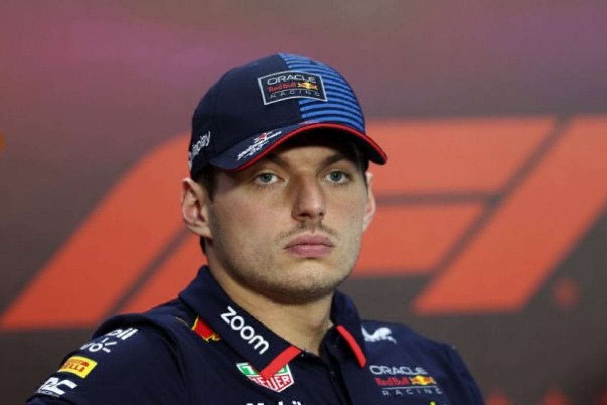 Azt hiszem, hogy a cím jobb lehetne, ha inkább a releváns információra koncentrál, például: „Verstappen nehézségekbe ütközik a paddock belépésével kapcsolatban”. Ez a cím pontosan kifejezi az esemény lényegét anélkül, hogy túlzott hangsúlyt helyezne egy adott szereplőre.