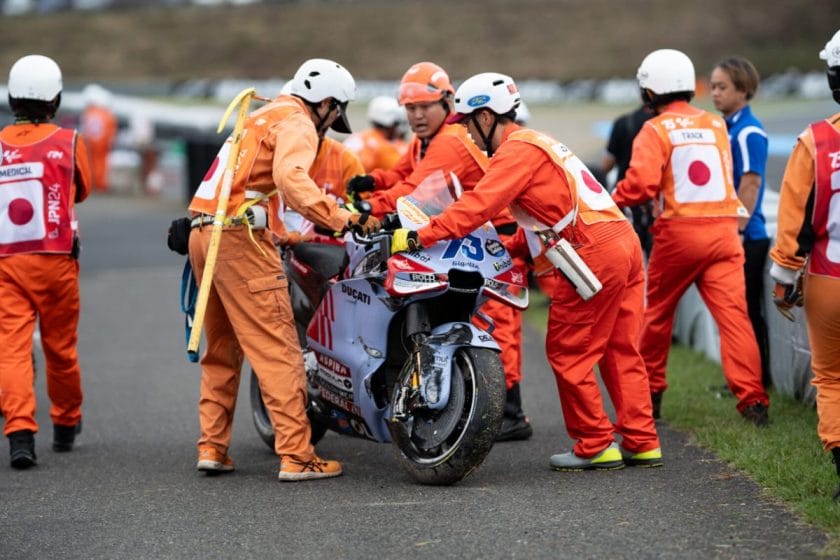 A MotoGP bünteti Márquezt az első körös balesetért, Mir pedig bocsánatkérést követel